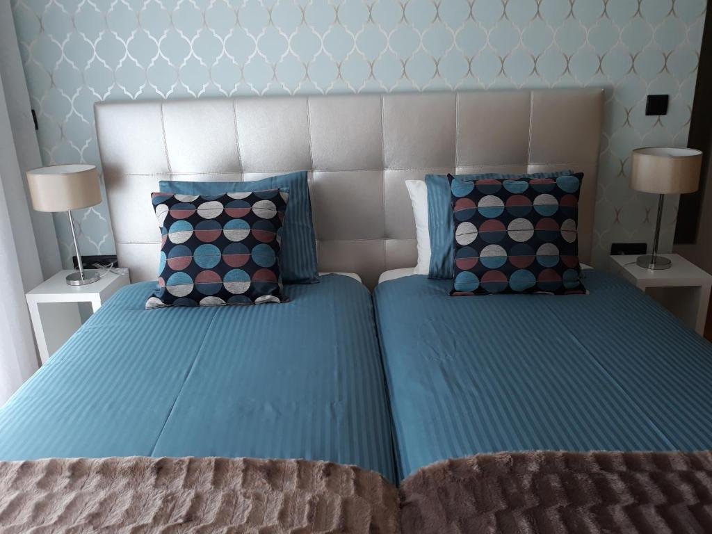 Twin beds and comfortable furnishings at Next to the Airport