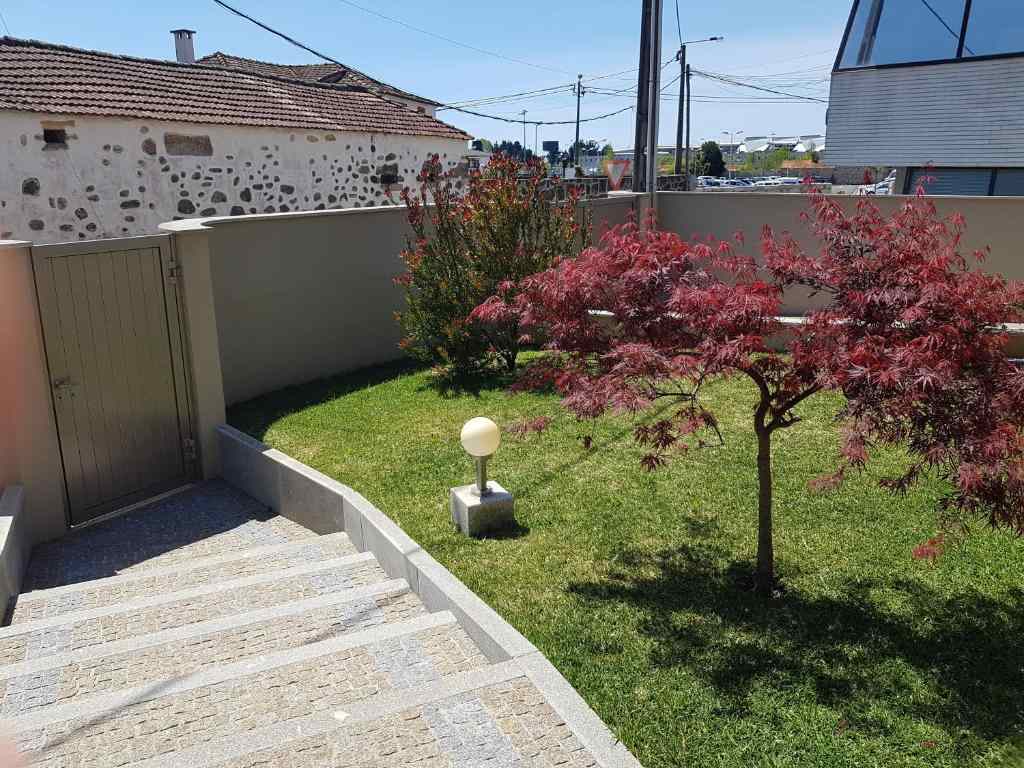 Garden and courtyard at Next to the Airport